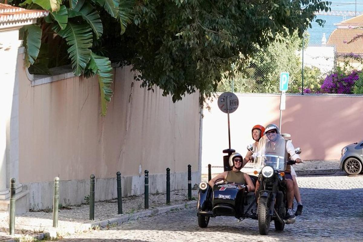 un gruppo di persone in sella a una motocicletta con un sidecar