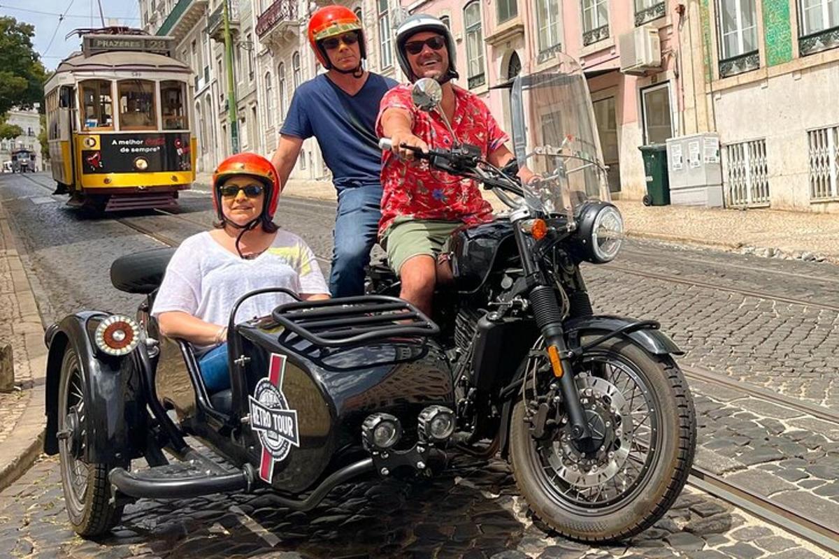 en gruppe mennesker som sitter på en motorsykkel med sidevogn