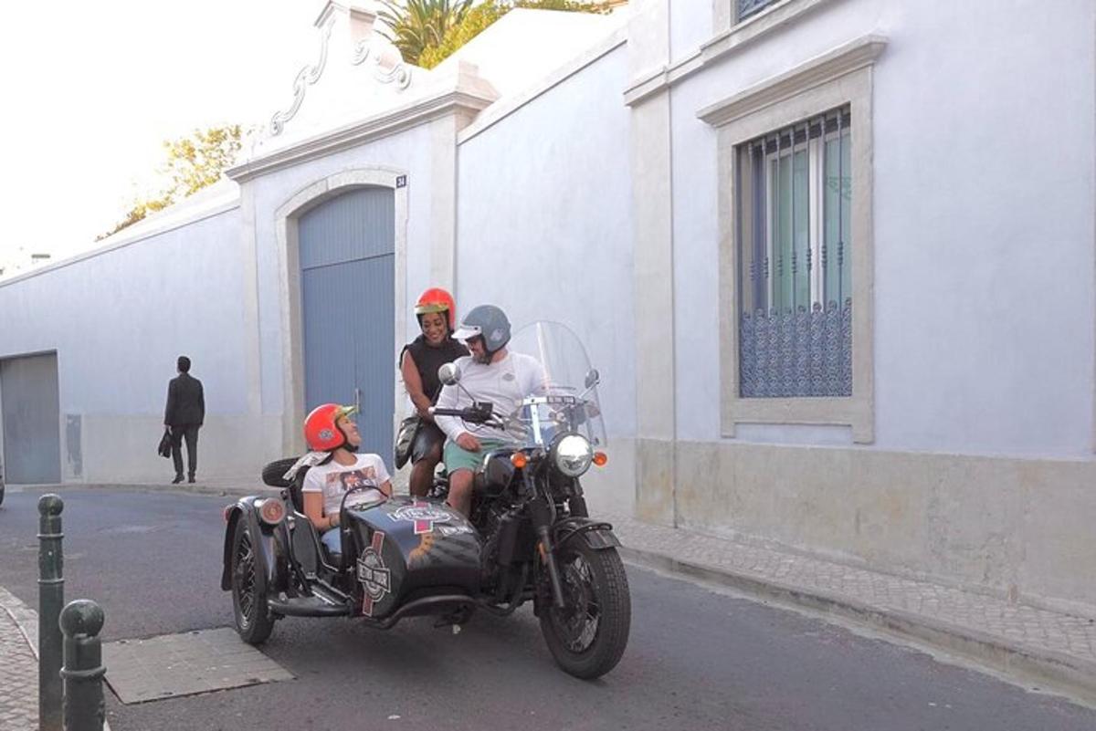 un uomo e un uomo su una motocicletta con un sidecar