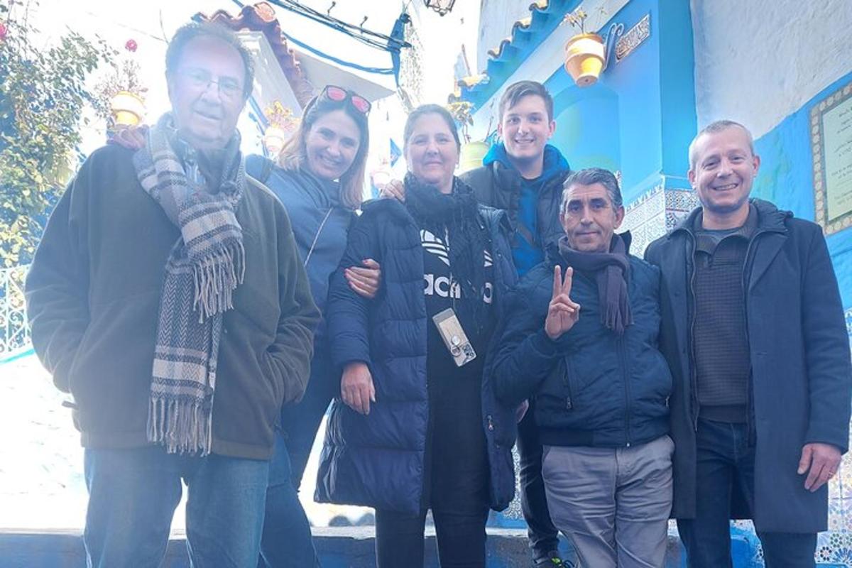 um grupo de pessoas posando para uma foto