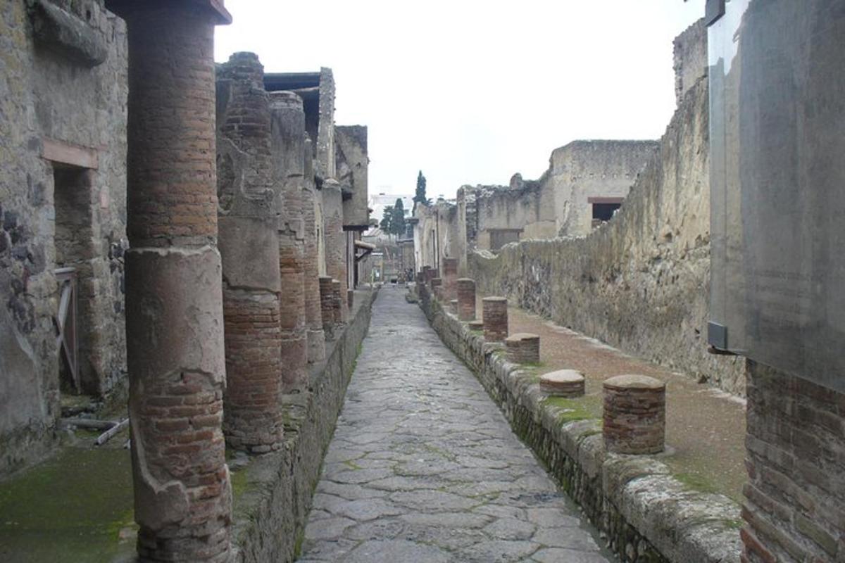un carreró amb columnes en un edifici antic