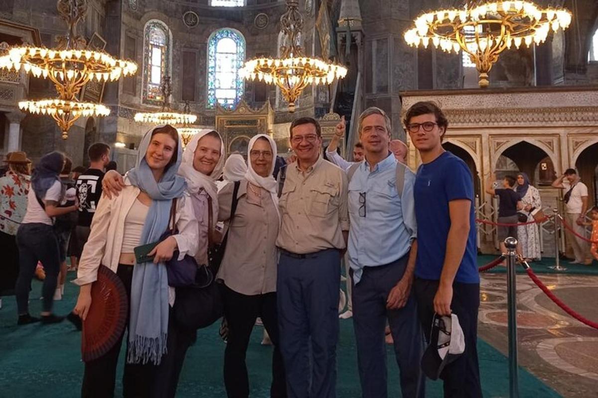 skupina lidí pózujících pro fotografii v budově