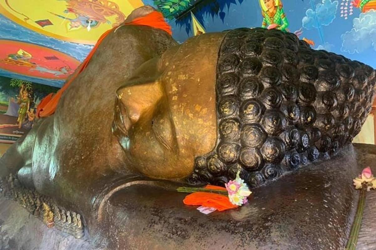 uma estátua de bronze de um urso está sobre uma mesa