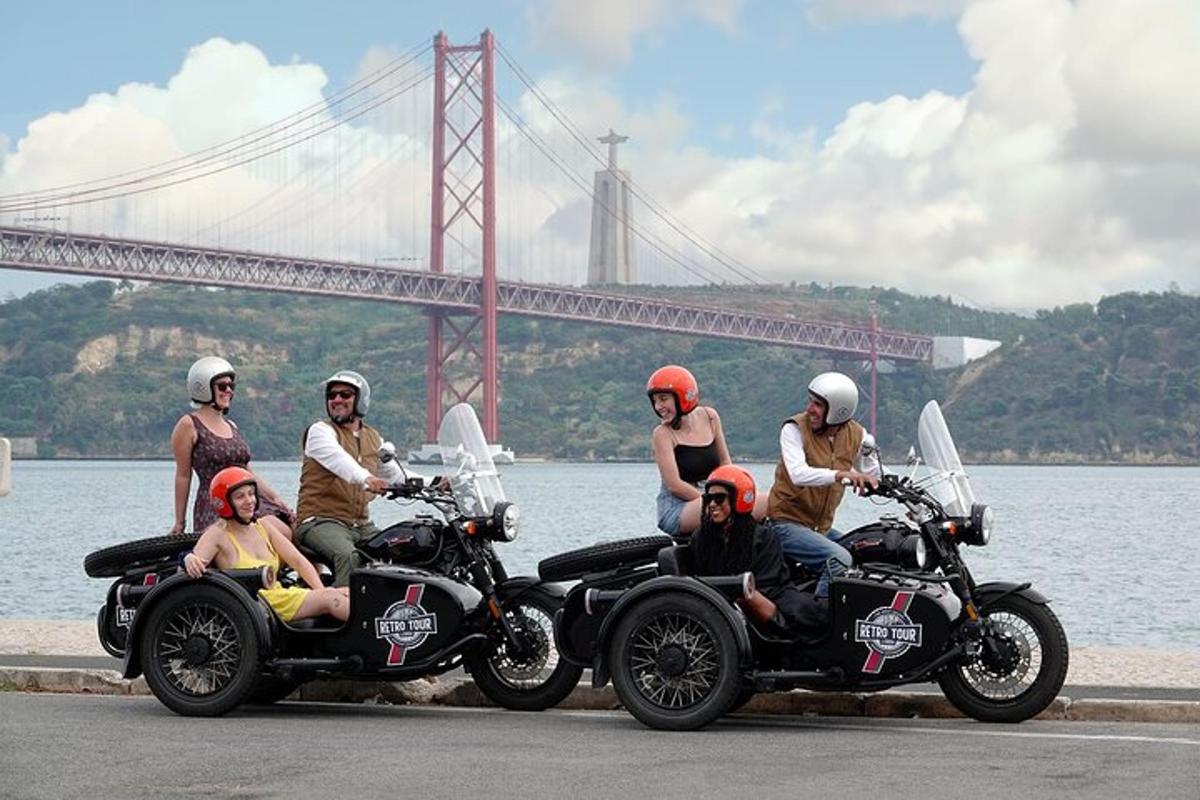 Un grupo de personas sentadas en motocicletas junto a un puente.