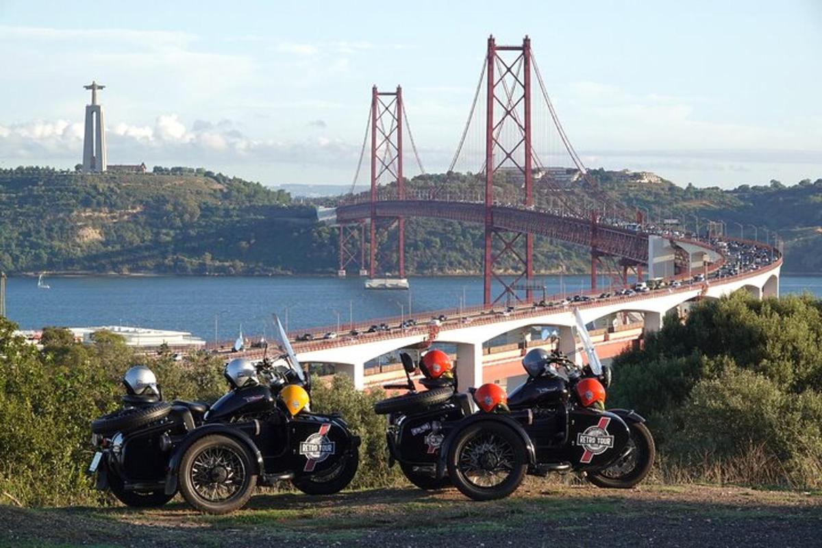 Un grupo de motocicletas estacionadas frente a un puente