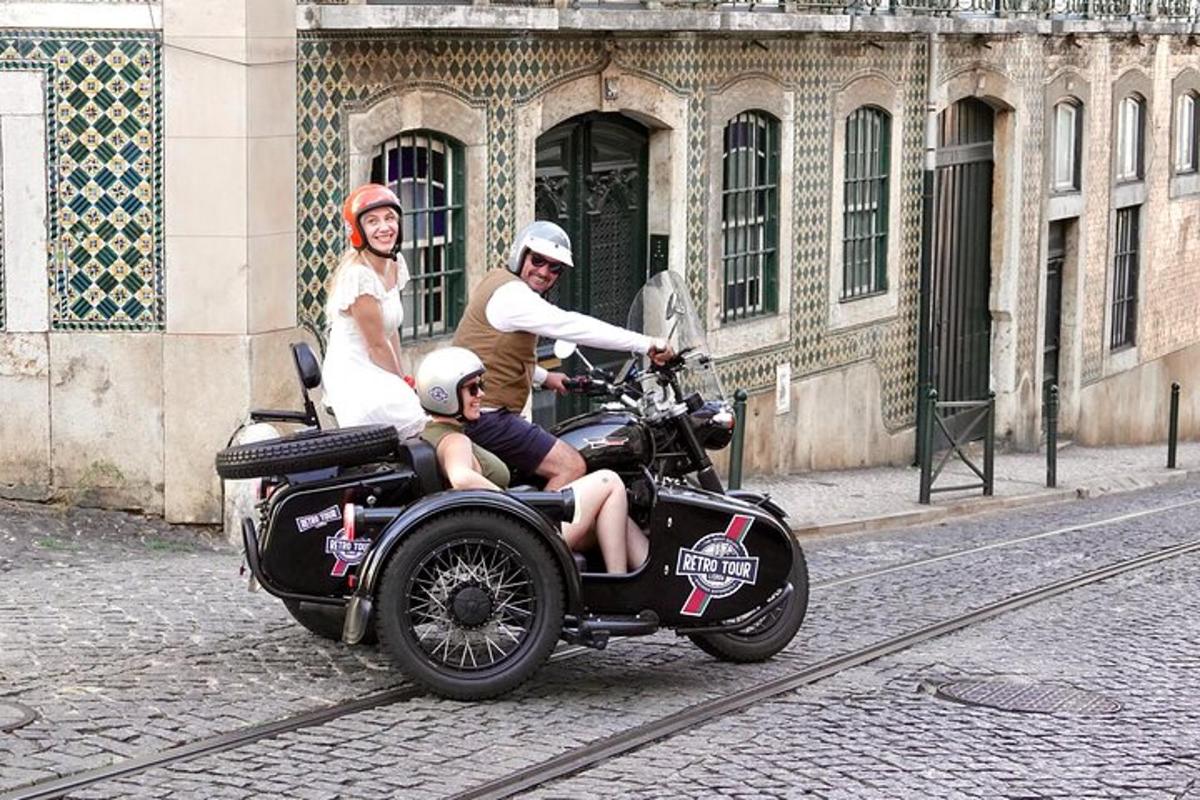 Un hombre y una mujer viajando en una motocicleta con sidecar.