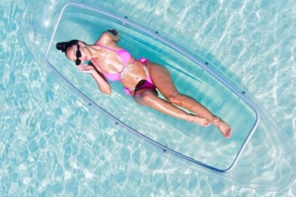 o femeie înotând într-o piscină în apă