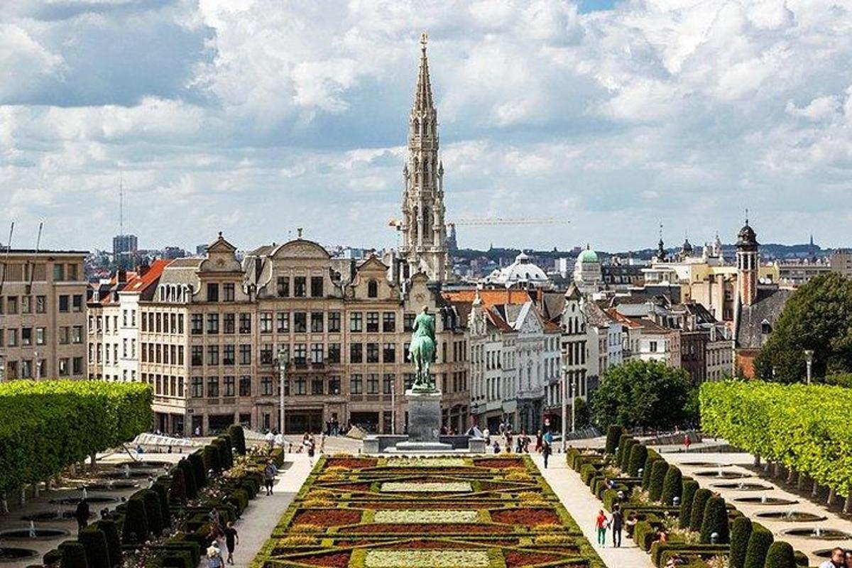 uma vista de uma cidade com uma estátua em frente a um prédio