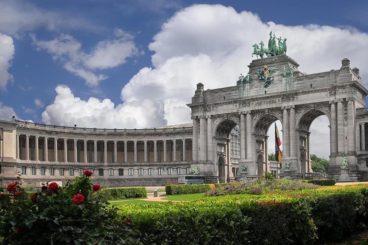 um grande edifício com uma estátua no topo
