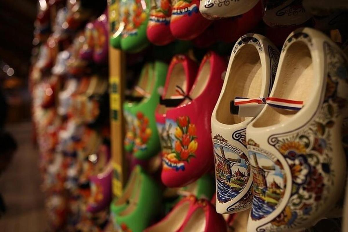 sekelompok sepatu tergantung di dinding