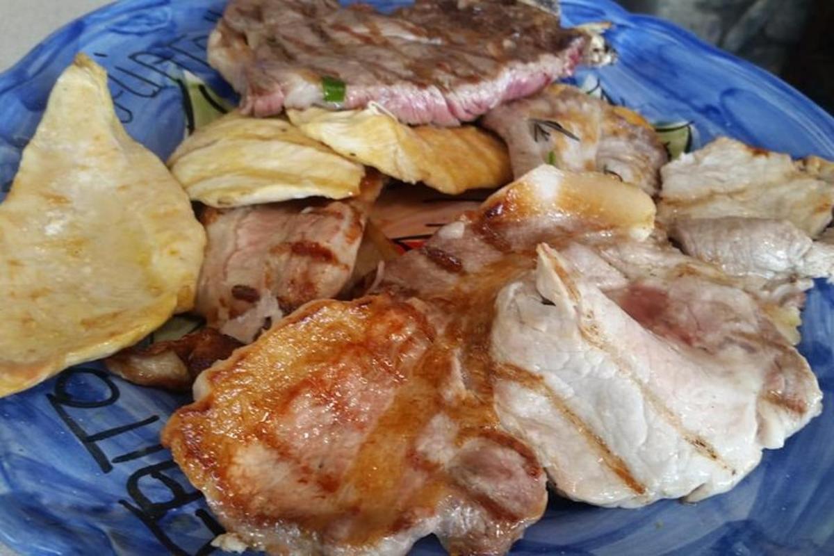 un piatto blu di cibo con carne e patatine fritte