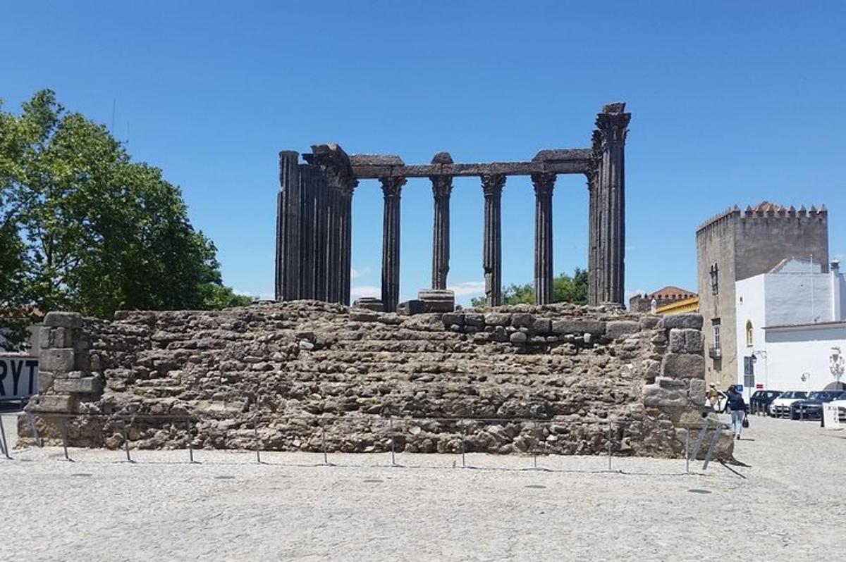 antiche rovine di un edificio in un parcheggio