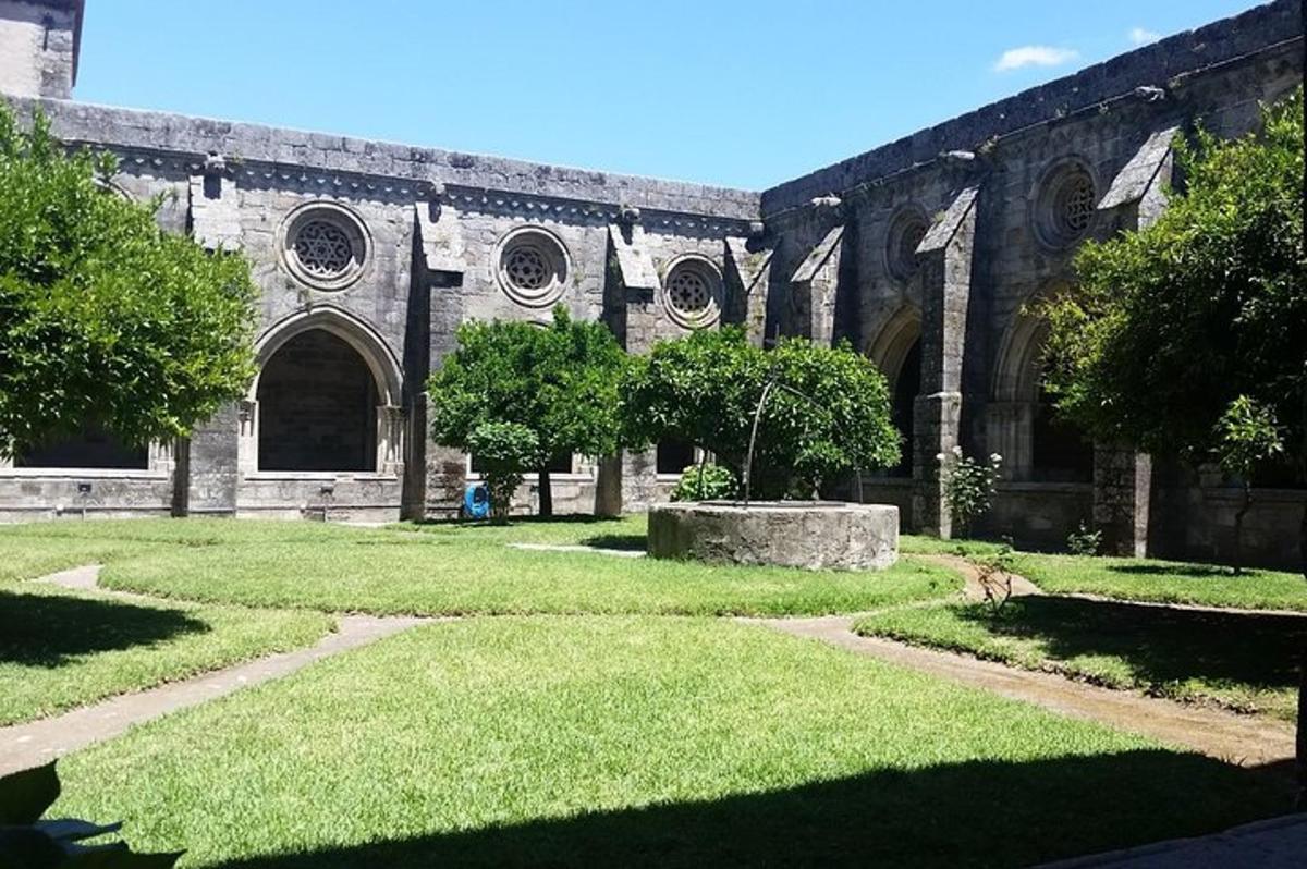 un vecchio edificio con un cortile erboso di fronte