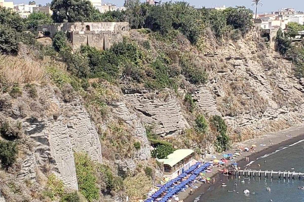 μια ομάδα ομπρελών και καρεκλών σε μια παραλία