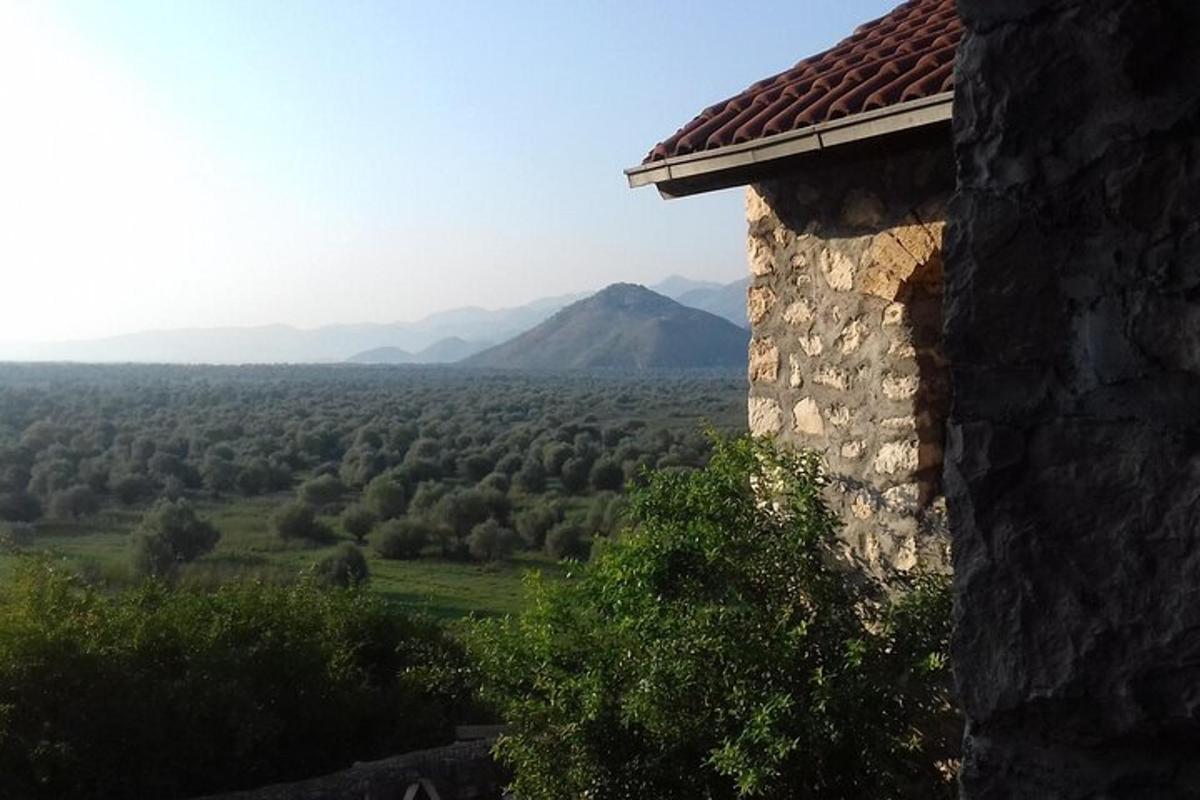 un edifici de pedra amb vistes a una muntanya