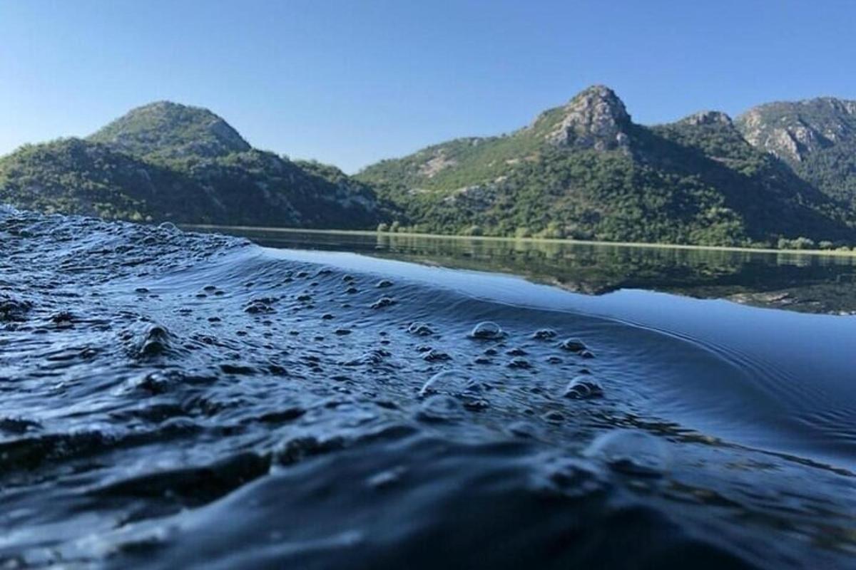 o întindere mare de apă cu munți în fundal