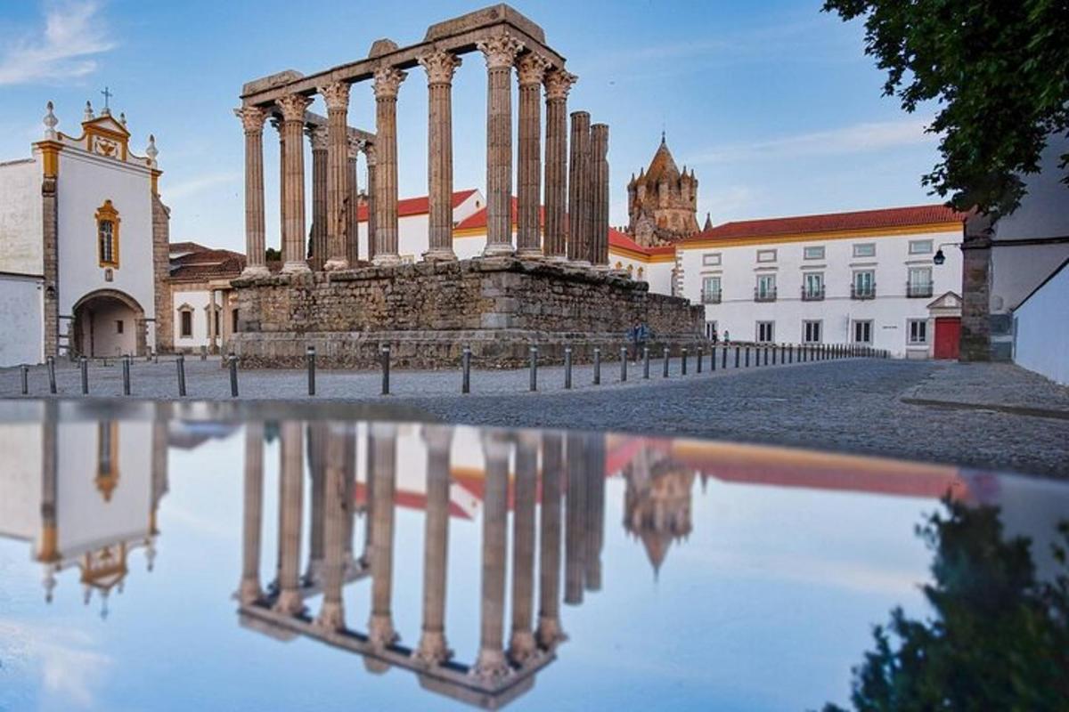 ein altes Gebäude mit seiner Spiegelung im Wasser