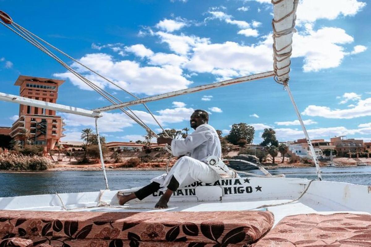 un hombre sentado en un bote en el agua