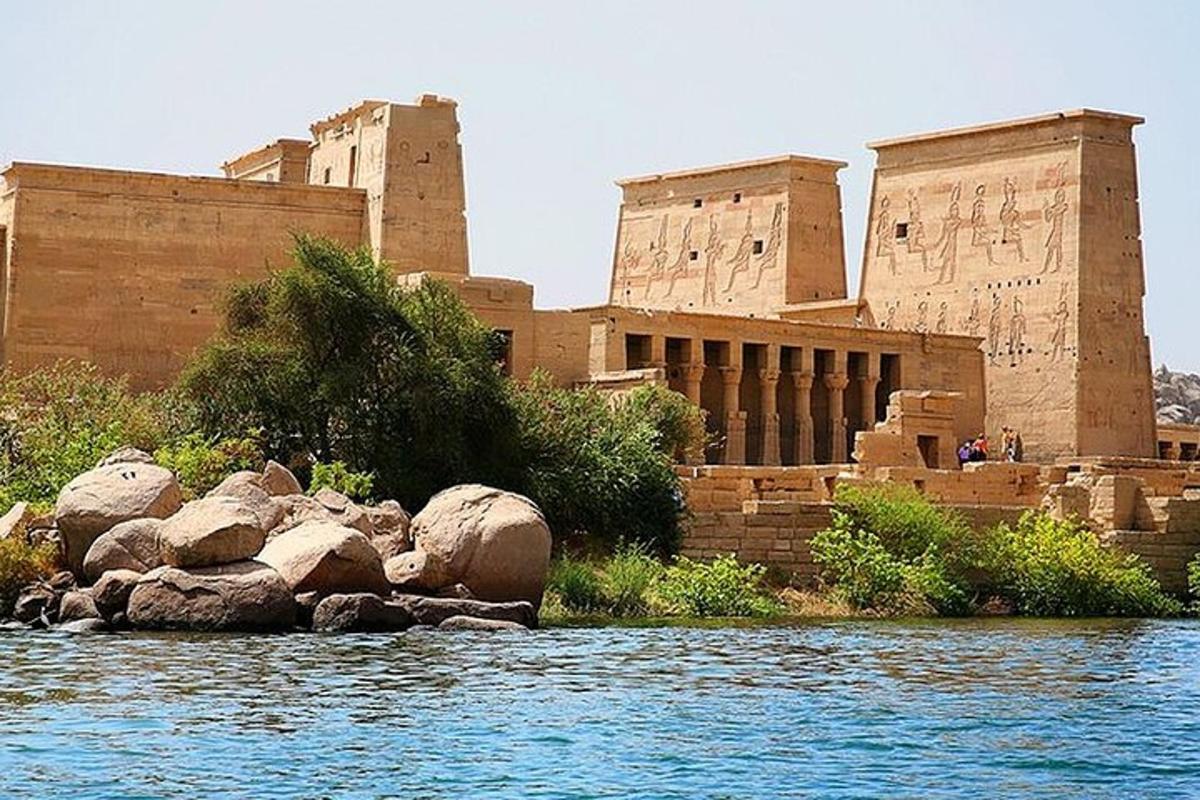 un edificio al lado de un cuerpo de agua