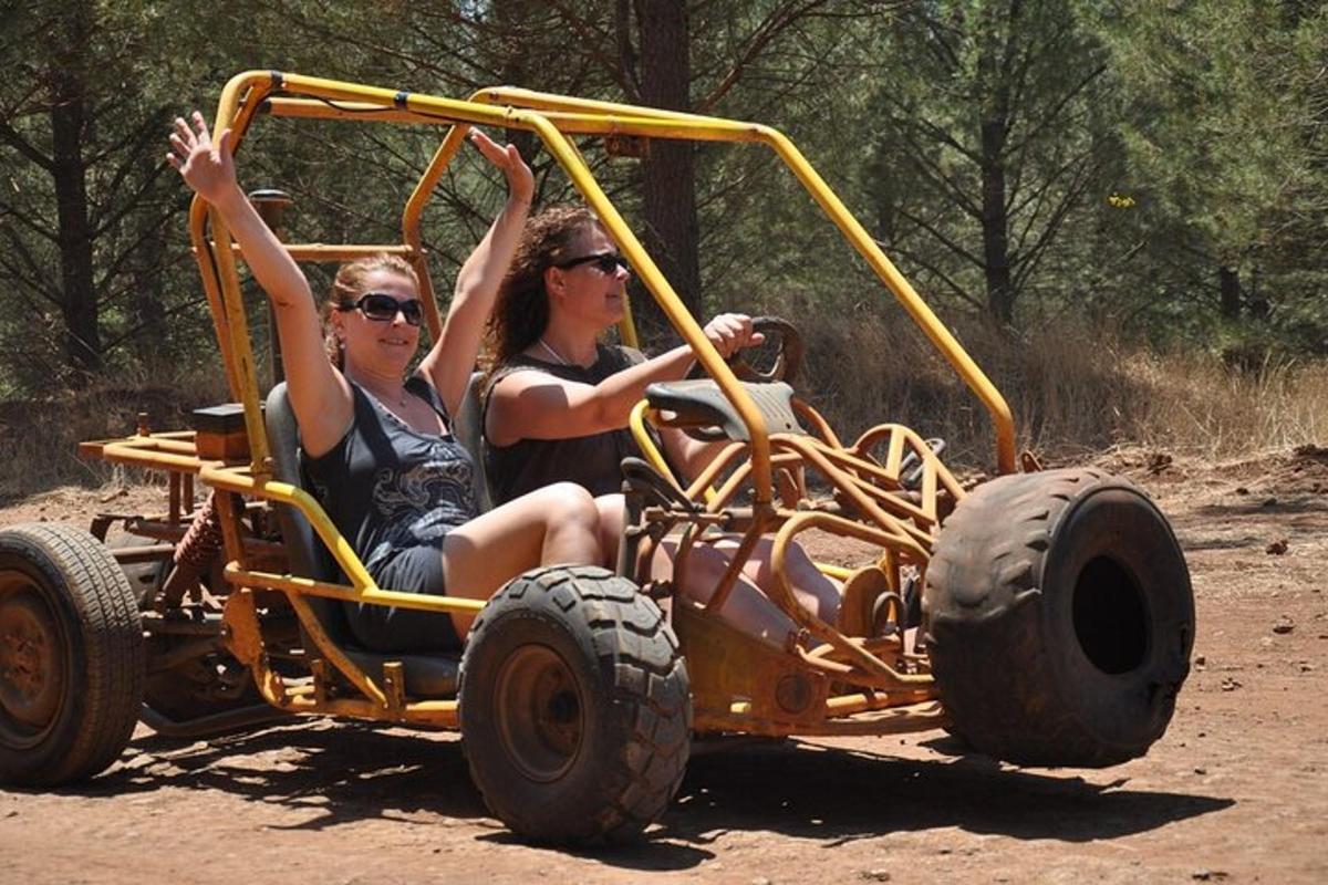 due donne sono sedute su un veicolo a quattro ruote