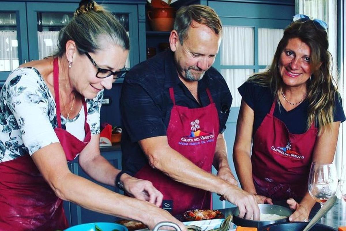 um homem e duas mulheres em uma cozinha preparando comida