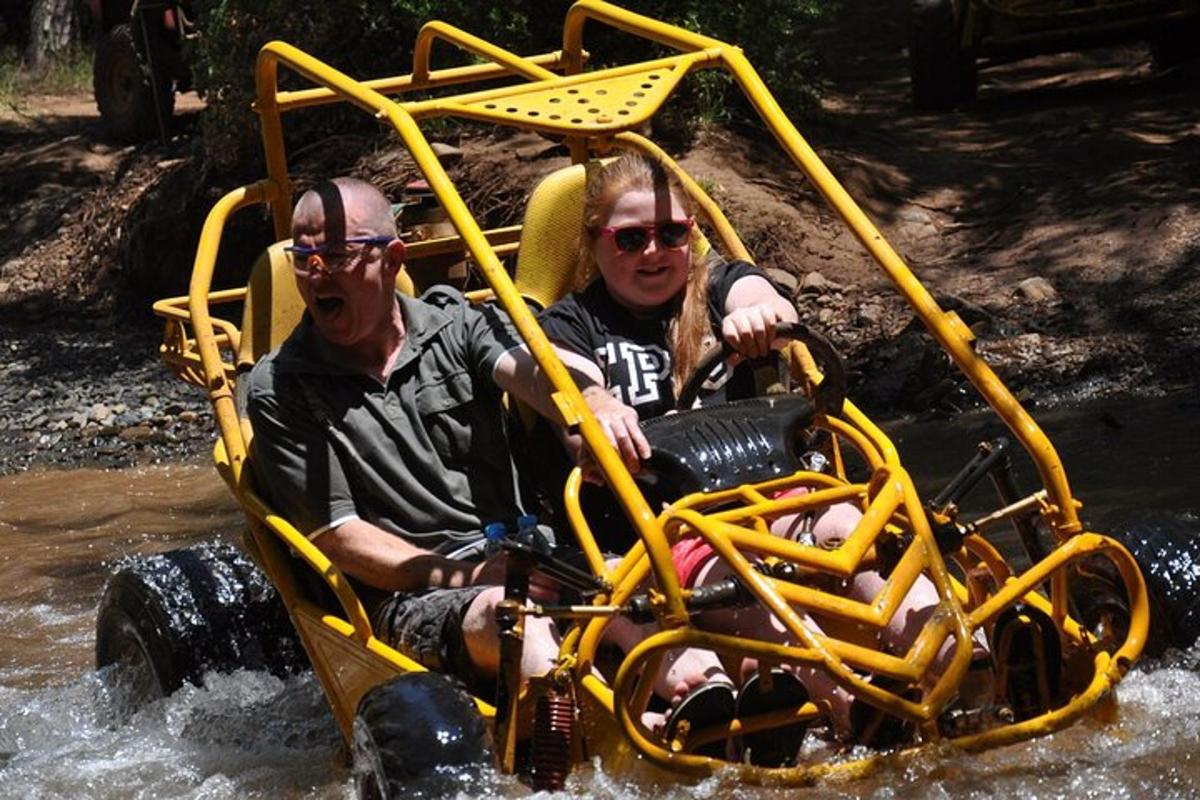 un uomo e una donna seduti su una zattera in un fiume