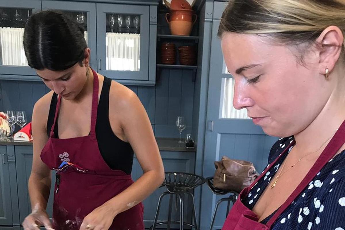 due donne in piedi in una cucina che preparano il cibo
