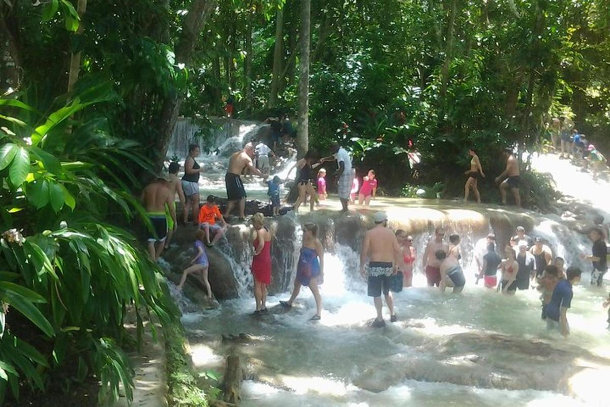 um grupo de pessoas brincando em uma cachoeira