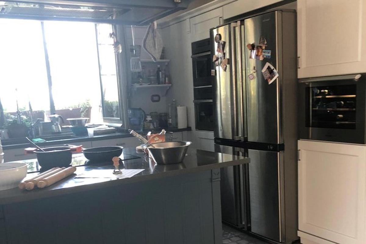 una cucina con frigorifero in acciaio inox