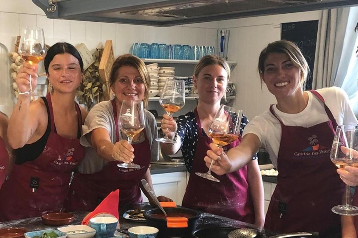 un gruppo di donne che sorreggono bicchieri di vino