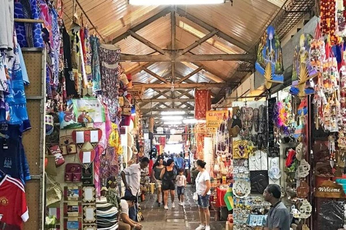 店内を歩き回る人々がいる市場