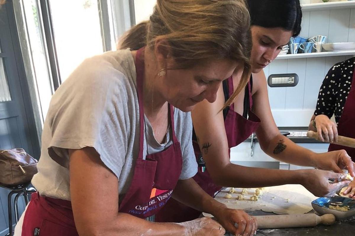 um homem e uma mulher preparando comida em uma cozinha