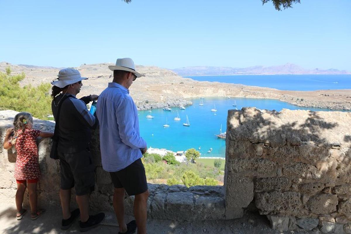 skupina lidí stojících na zdi a dívajících se na jezero