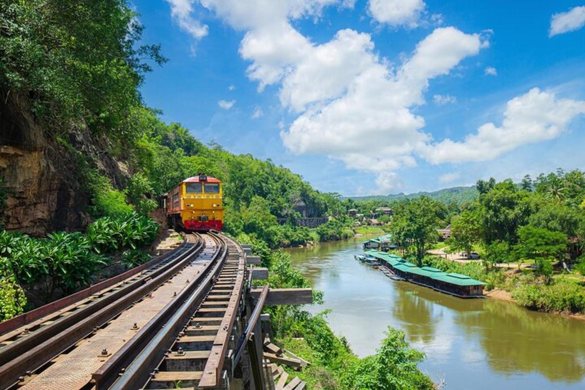một đoàn tàu trên đường ray bên cạnh một con sông