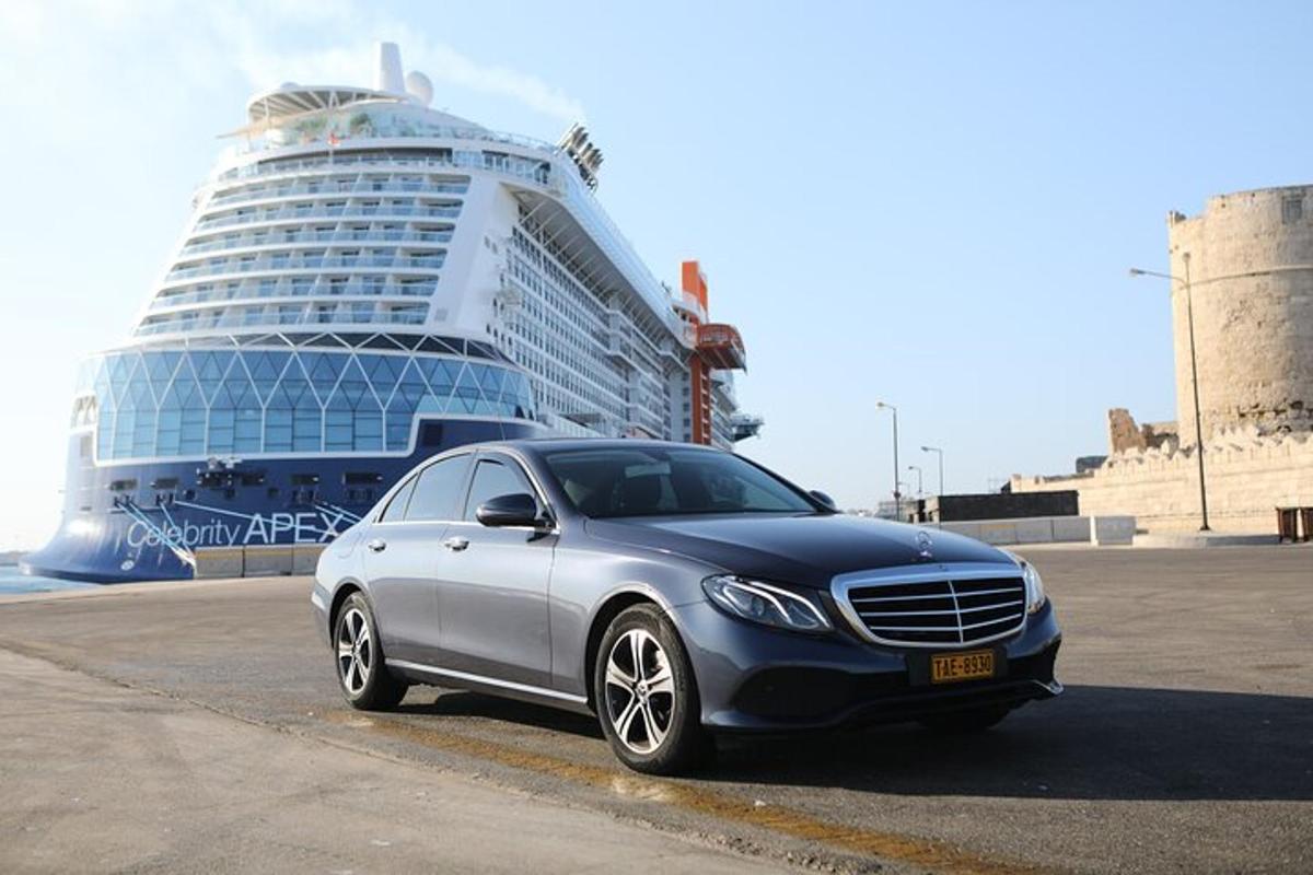un coche aparcado delante de un crucero