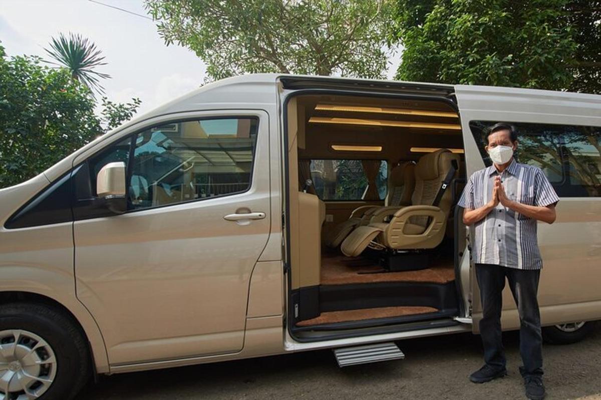 một người đàn ông đeo mặt nạ đứng cạnh một chiếc xe tải