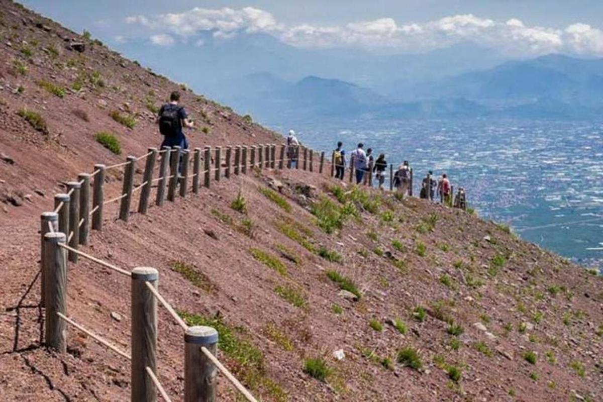 一群人站在山顶上