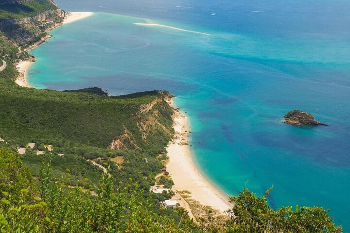 egy légi felvétel a strandról és az óceánról
