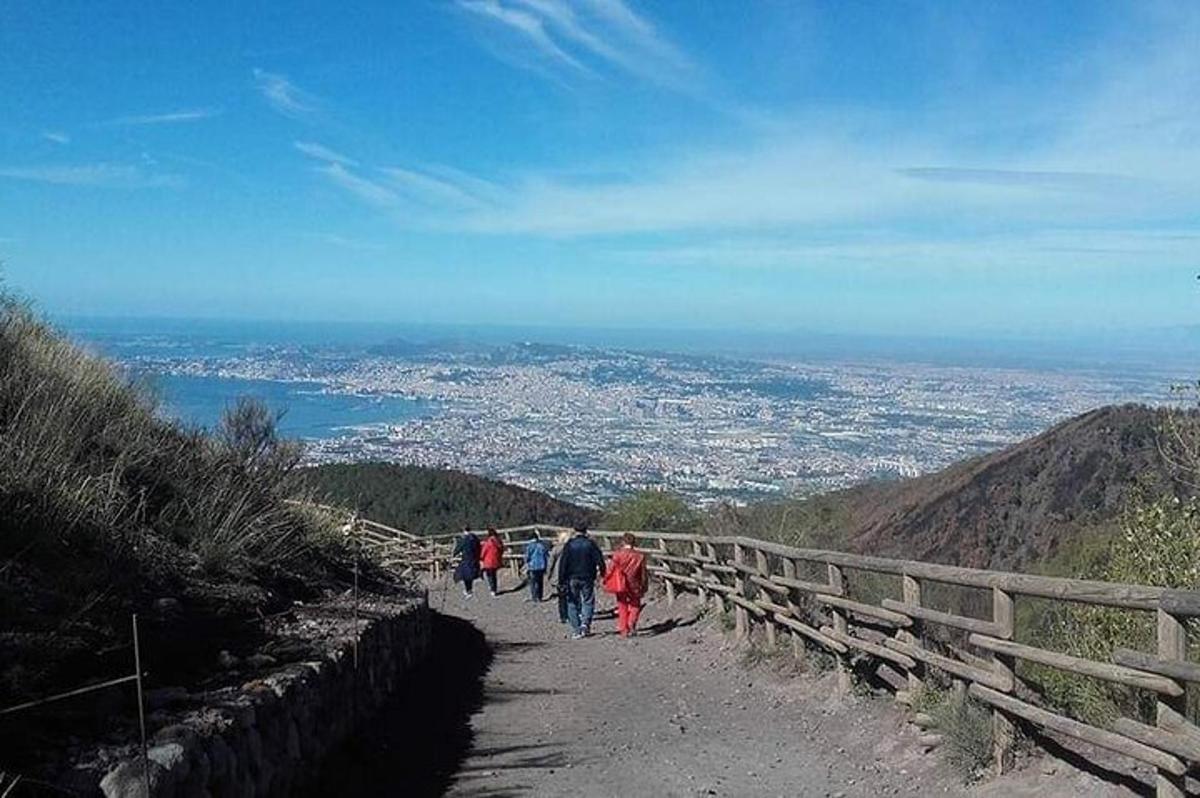 um grupo de pessoas caminhando por uma trilha em uma montanha