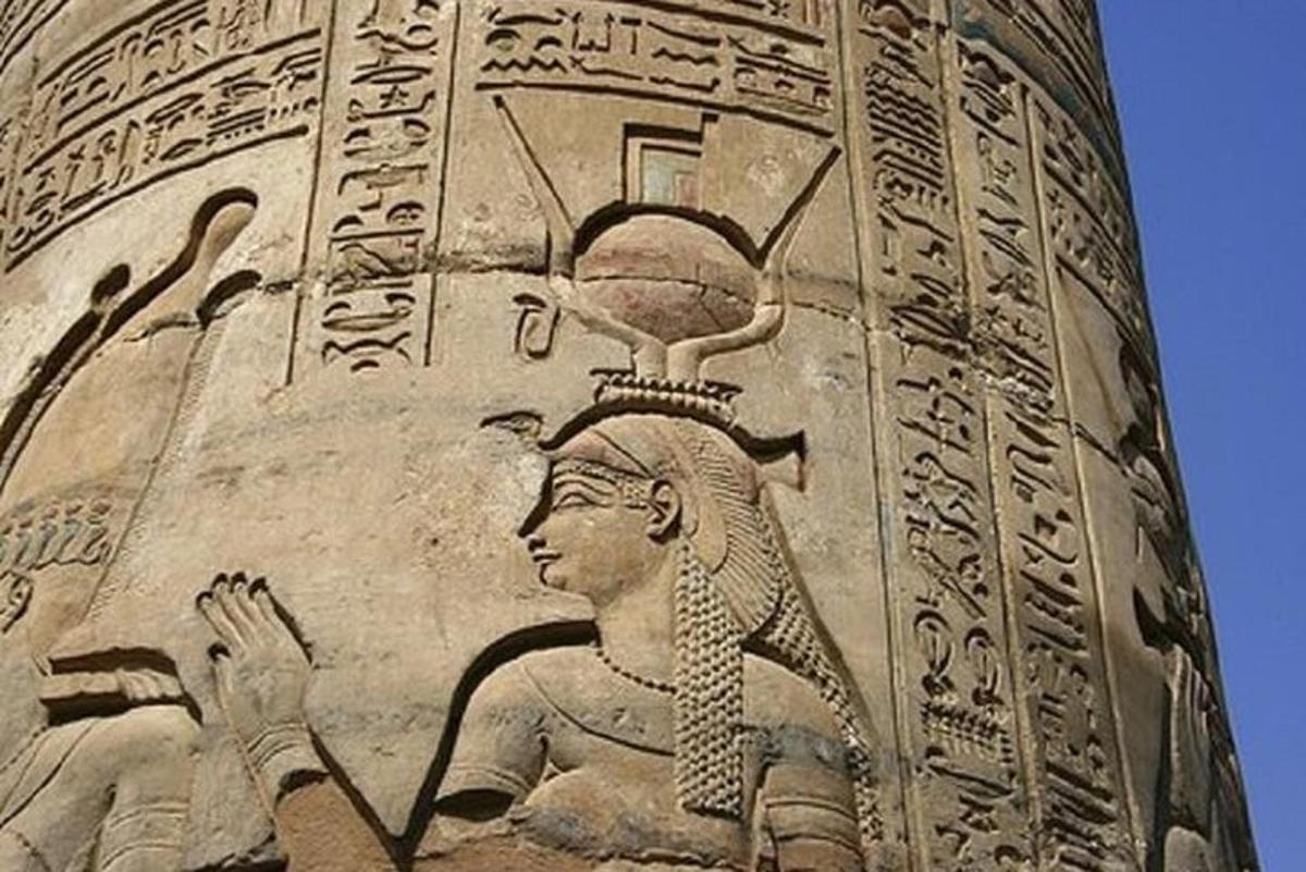 Una pared con una estatua de Aaraoh en ella