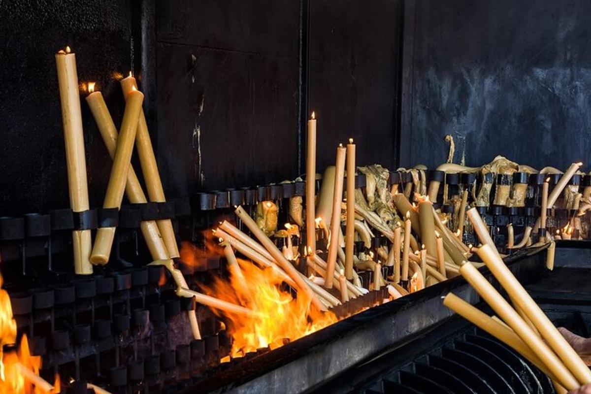 un mazzo di bastoncini su una griglia con fuoco