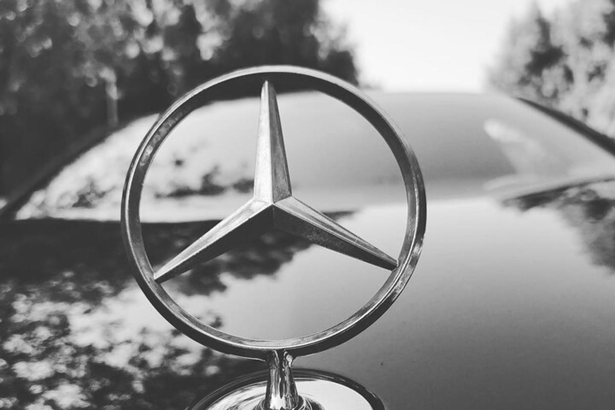 uma estrela de metal na frente de um carro