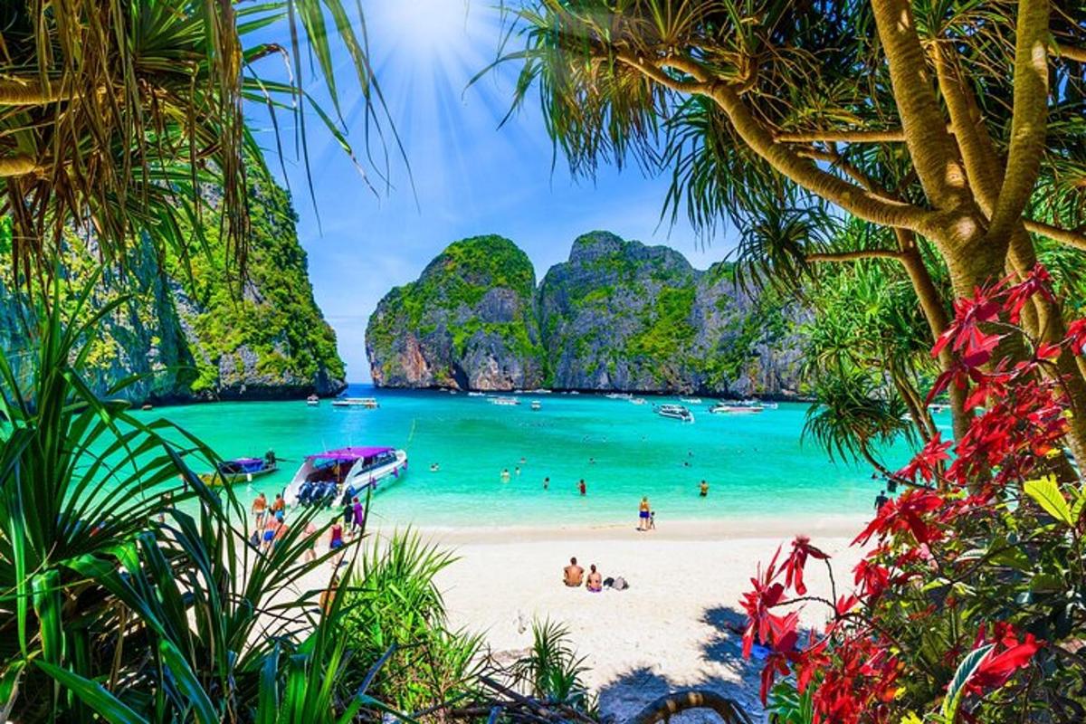 một bãi biển với một nhóm người trong nước