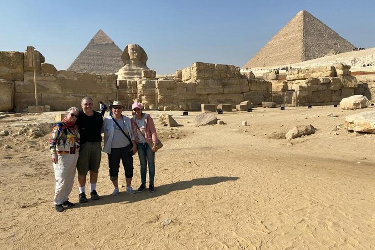 un gruppo di persone in piedi davanti alle piramidi