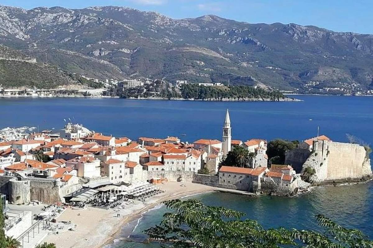una città sulla riva di un grande specchio d'acqua