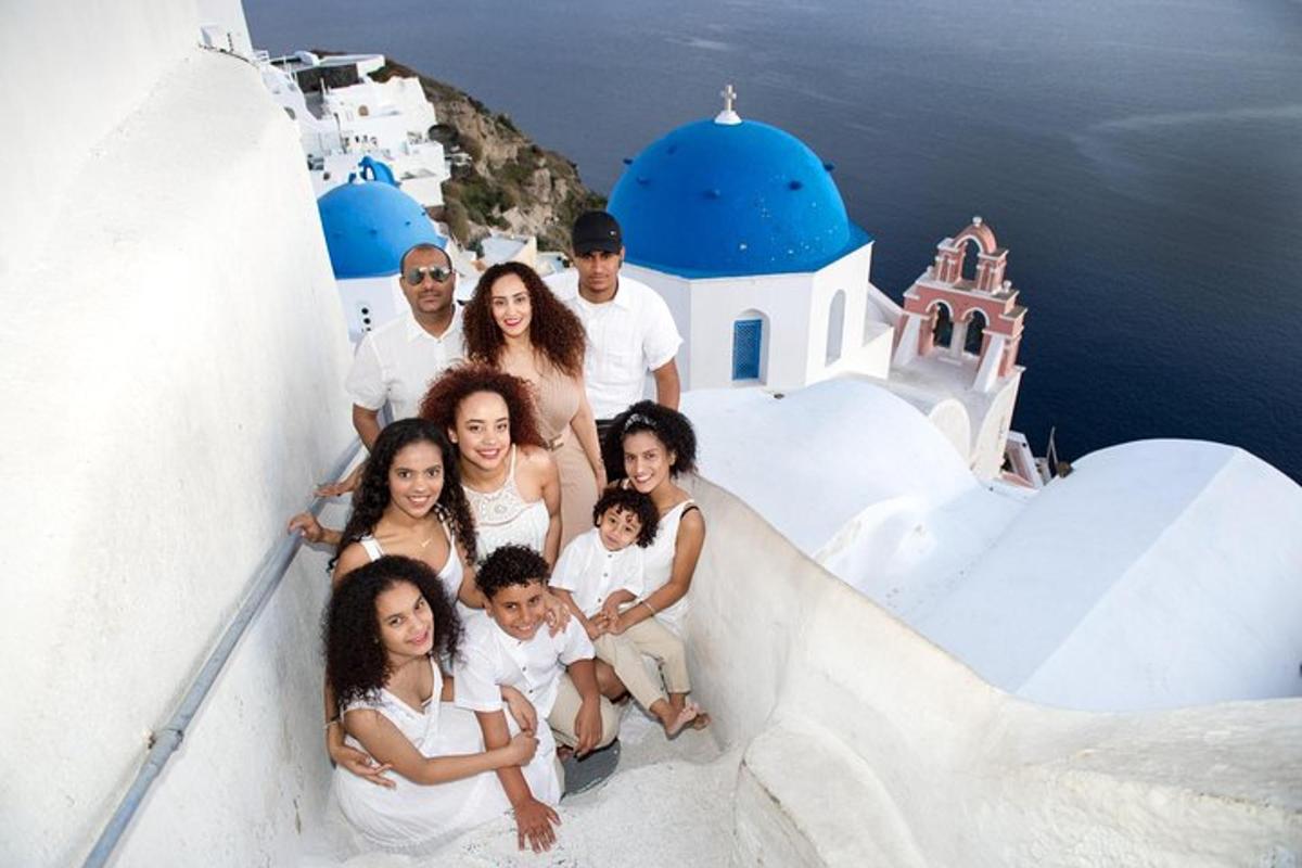 o familie stând pe o scară în Santorini