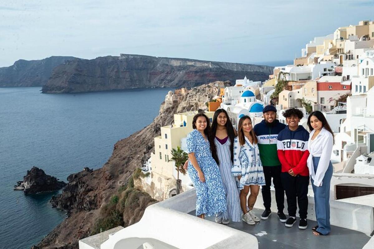 un grup de oameni care stau pe o terasă cu vedere la ocean