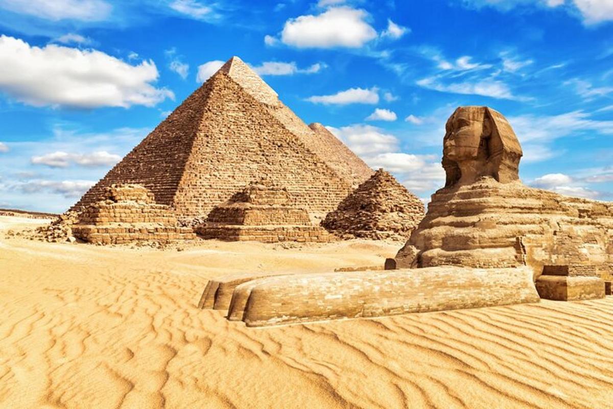 una vista delle piramidi di Giza e della sfinge