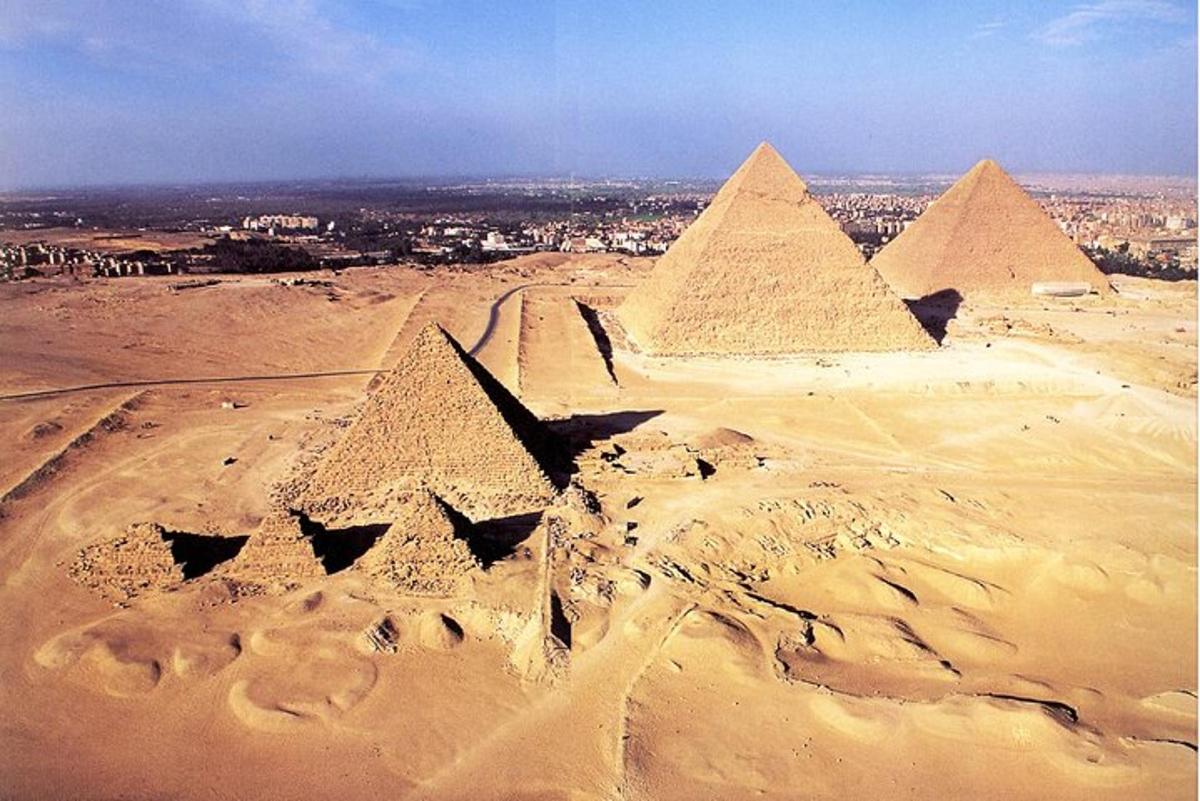 منظر جوي للأهرامات في الصحراء
