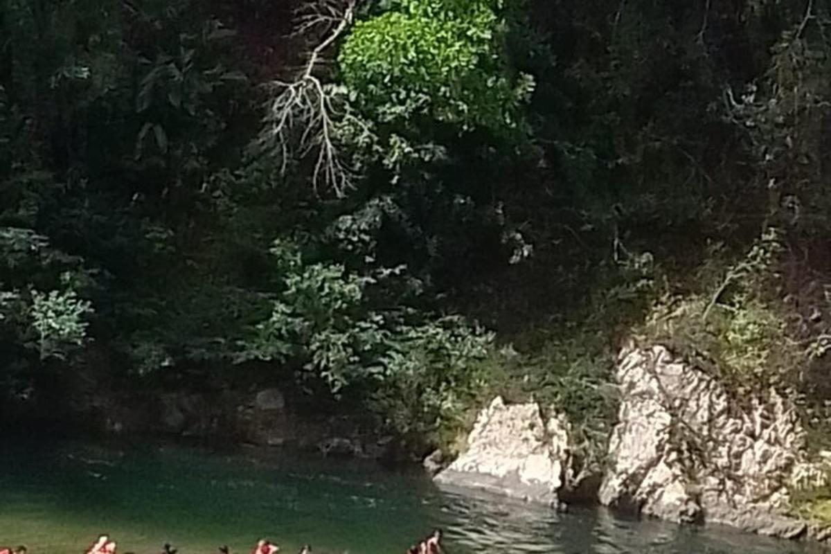 eine Gruppe von Menschen im Wasser auf einem Fluss